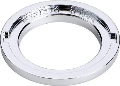 Dekorative Rosette in Chrom von Ideal Standard, ringförmig mit Aussparung und glatter Oberfläche, geeignet für die Montage an Wasseranschlüssen oder Armaturen.